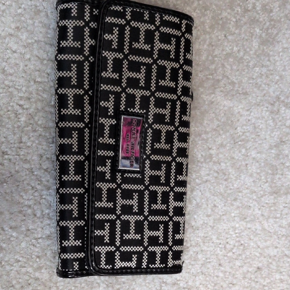 Tommy Hilfiger Black & White Logo Clutch Wallet
